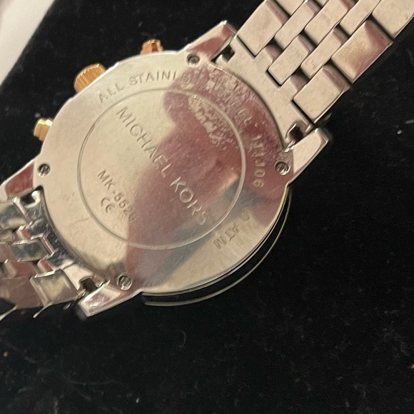 Michael Kors women’s watch with pearlescent face - Picture 3 of 5